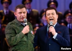 Депутат Держдуми Росії Йосип Кобзон (праворуч) співає із Олександром Захарченком, ватажком угруповання «ДНР», що визнане в Україні терористичним. Окупований Донецьк, 27 жовтня 2014 року