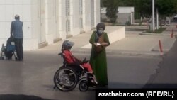 Mümkinçiligi çäkli çaga we ene (Arhiw suraty)