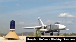 Бомбардировщик Су-24 ВКС РФ на российской авиабазе Хмеймим в Сирии, октябрь 2017 года