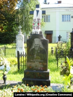 Могила митрополита Якова (Івана Панчука) (1931–2004) біля Свято-Троїцького кафедрального собору в Луцьку