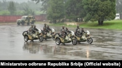 Stručnjaci napominju da vojna industrija Kine predstavlja svojevrstan hibrid, jer kombinuje rešenja zapadne i sovjetske tehnologije