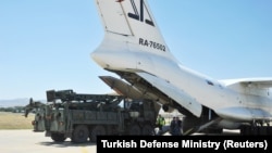S-400 hava hücumundan müdafiə sisteminin hissələri Ankara yaxınlığındakı Mürted hava limanına boşaldılır. 2019