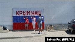 Sevastopol,Crimeea 2016: Loc de fotografiat: steagul Rusiei și sloganul „Crimeea noastră”