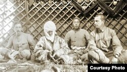 Курманжан Датка саякатчылар П.Пеллио, К.Г.Маннергейм жана өз небереси менен. 1906.