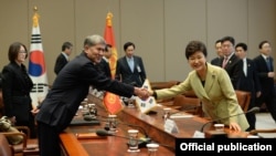 Кыргыз президенти Алмазбек Атамбаев менен Пак Кын Хе