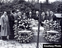 Delegația muzicienilor români, în 1956, la mormîntul lui George Enescu (Sursă: Viorel Cosma, Concertul de adio