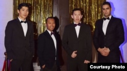 Мансур Дохадагы кесиптештери менен.