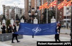مراسم رسمی افراشتن پرچم ناتو در برابر مقر دولت مقدونیه شمالی در فوریه ۲۰۱۹