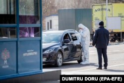 Контроль на пограничном переходе в Молдавии после закрытия границы. 14 марта 2020 года
