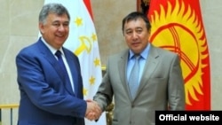 Абдырахман Маматалиев тажик вице-премьери Мурадоли Алимардон менен. Бишкек, 3-июль, 2014.