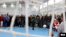 Поранешниот премиер Никола Груевски на отварањето на училишна спортска сала, дел од проектот 145 спорски сали во основни и средни училишта, во општина Петровец во ноември 2013 година 