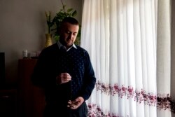 Sadmir Nukić drži u rukama sat koji je jedina uspomena na djeda koji je ubijen tokom genocida u Srebrenici.