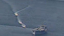 تصاویر نزدیک شدن قایق‌های ایرانی به یک کشتی نیروهای دریایی امریکا در خلیج فارس