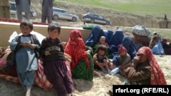 تعدادی از باشنده های کندز که از اثر درگیری های اخیر در این ولایت بیجا شده اند.