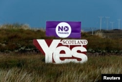 Улуу Британия -- Референдумга карата "Жок" жана "Ооба" деген сөздөр жазылган көрнөк. Льюис аралы, Шотландия, 14 сентябрь, 2014