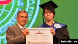 Рөстәм Миңнеханов Ютога сертификат тапшыра