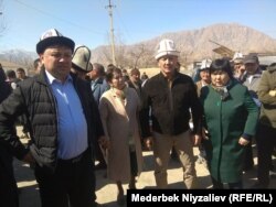 Баткенге барган депутаттар эл менен жолукту.