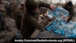 Матроси морської піхоти вантажать на «гамві» питну воду для транспортування на передові