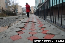 Венера Чилова жаңы эле бүткөн үйдөн жарака кетишинен кооптонот.