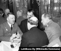 Адолф Гитлер менен Карл Густав Маннергейм сүйлөшүу жүргүзүүдө. Иматра. 04.6.1942.