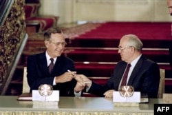 Президент США Джордж Буш і керівник СРСР Михайло Горбачов обмінюються ручками після підписання договору про скорочення і обмеження стратегічних наступальних озброєнь (СНО-I, START I). Москва, 3 липня 1991 року