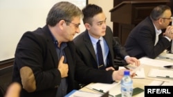 Справа - Урмат Боронбеков.