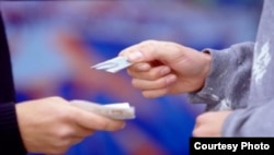 «Каб спайс купіць, ня трэба падыходзіць да мутнага дзядзькі зь цяжкім позіркам.»