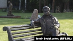 Чыңгыз Айтматовдун Ысык-Көлдөгү монументи.