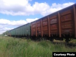 Вагони з вугіллям, які ледве тягне давно не ремонтований тепловоз