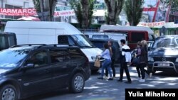 Трафик пешеходов и автомобилей