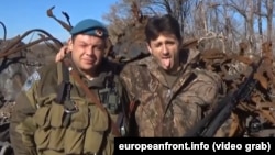 Сербський бойовик Деян Берич передає «привіт» урядові Сербії (праворуч)