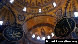 Biserica Sfânta Sofia, ridicată de împăratul Justinian (483-565), la Constantinopol, expresia creștinismului biruitor în Imperiul Roman - capitala sa fusese mutată în 330, de la Roma în Bizanț. Aici, în 1054, doi ierarhi s-au excomunicat reciproc pecetluind împărțirea Europei. 