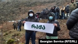 საპროტესტო აქციის მონაწილეებს სოლიდარობას უცხადებენ