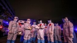 Medicinsko osoblje tokom priprema za pružanje pomoći jednom od zaraženih koronavirusom u kineskom gradu Vuhanu, gde se infekcija prvo pojavila. Fotografija od 3. marta 2020.