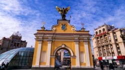 Скульптура архистратига Михаїла на Лядських воротах у столиці України. Майдан Незалежності. Архангела Михаїла вважають небесним покровителем Києва