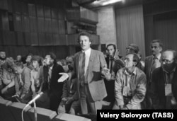 Установчий з’їзд Народного руху України. На пресконференції виступає письменник, народний депутат СРСР Володимир Яворівський, а крайній справа – поет Іван Драч, якого на цьому з’їзді пізніше обрали головою НРУ