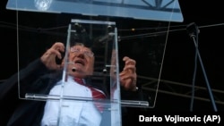 Vojislav Šešelj osuđeni je ratni zločinac, govori isto što i prije, prijeti ponavljanjem zločina, vrijeđa koga hoće i – sjedi u Skupštini Srbije