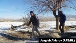 Чарбак айылын Сох анклавынан бөлүп турган чек ара тилкеси. 7-январь, 2013