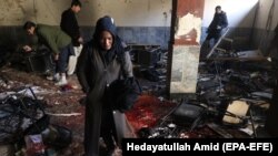 Маданий борбордогу чабуулда уулун жоготкон аял. Кабул, 28-декабрь, 2017-жыл.