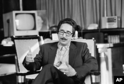 ابوالحسن بنی‌صدر در یک مصاحبه تلویزیونی در پاییز ۱۳۵۹