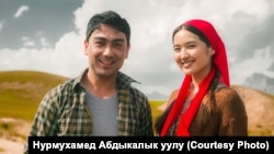 Башкы каармандарды ойногон артисттер - Адиз Ражапов жана Мадина Талипбек.