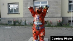 Кыргыз элчилигинин астында турган аюу