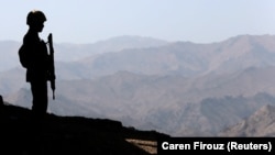 په شمالي وزیرستان کې د پاکستاني پوځ یو سرتېری پهره کوي - انځور له ارشیفه. 