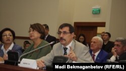 Правозащитник Евгений Жовтис на заседании комитета парламента. Астана, 8 сентября 2016 года.