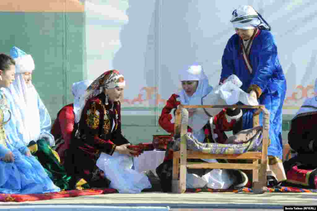 Көктемгі жаңару нышаны іспеттес Амал күні адамзаттың жаңа өмірге, жаңа бастамаларға дайын болуын білдіреді.