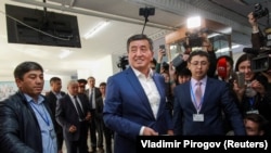 Сооронбай Жээнбеков добуш берип жатат. 15-октябрь, 2017-жыл