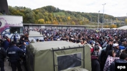 Австрия менен Словениянын чек арасындагы мигранттар. 23-октябрь, 2015-жыл.