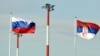 Flamuri i Rusisë dhe ai i Serbisë. Fotografi ilustruese nga arkivi. 