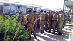 Diňle: Esgerleriň ýatak jaýlarynda mör-möjekler köpelýär, şahsy düzümiň arasynda deri keselleri ýaýraýar
