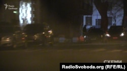 Чоловік, схожий бізнесмена Павла Фукса, виходить з Адміністрації президента